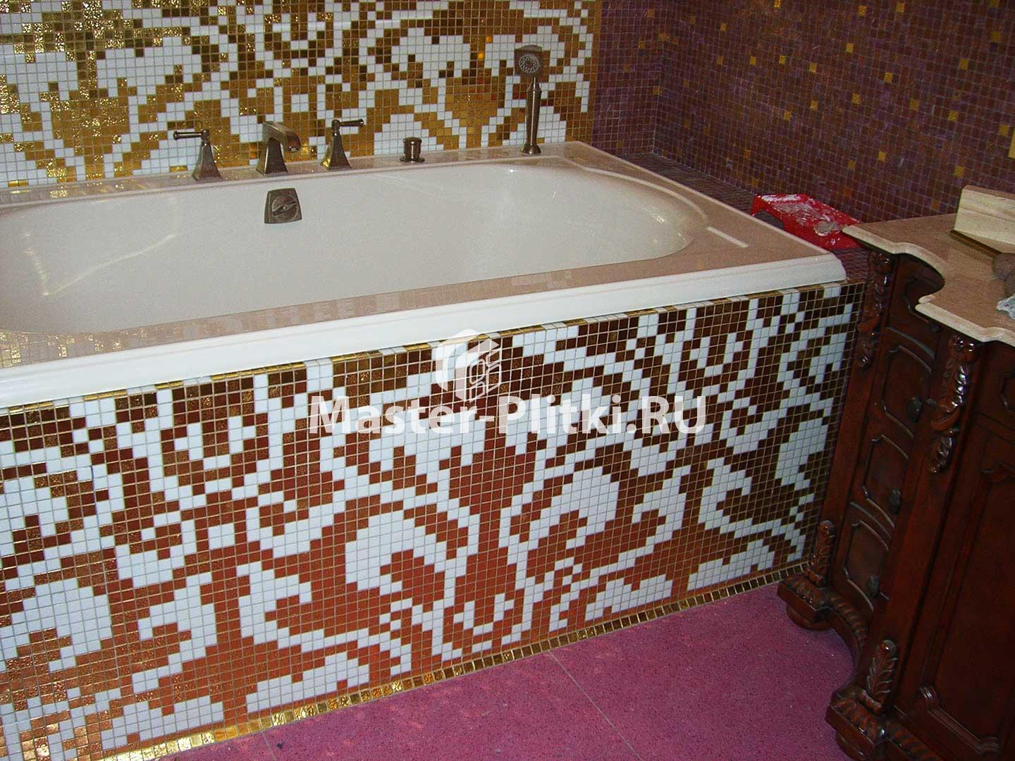 Мозаику убрали. Ванна выложенная мозаикой. Облицовка ванны мозаикой. Экран ванны из мозаики. Ванна с мозаикой и плиткой.